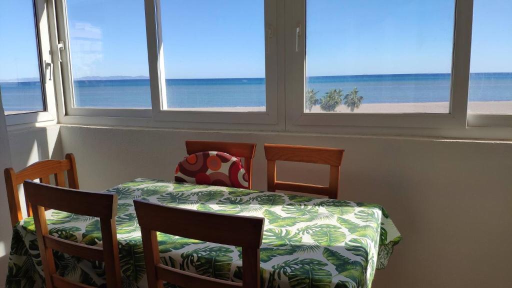 - une table et des chaises avec vue sur la plage dans l'établissement 2 Bedroom Apartment Front Line Of The Beach, à Roquetas de Mar