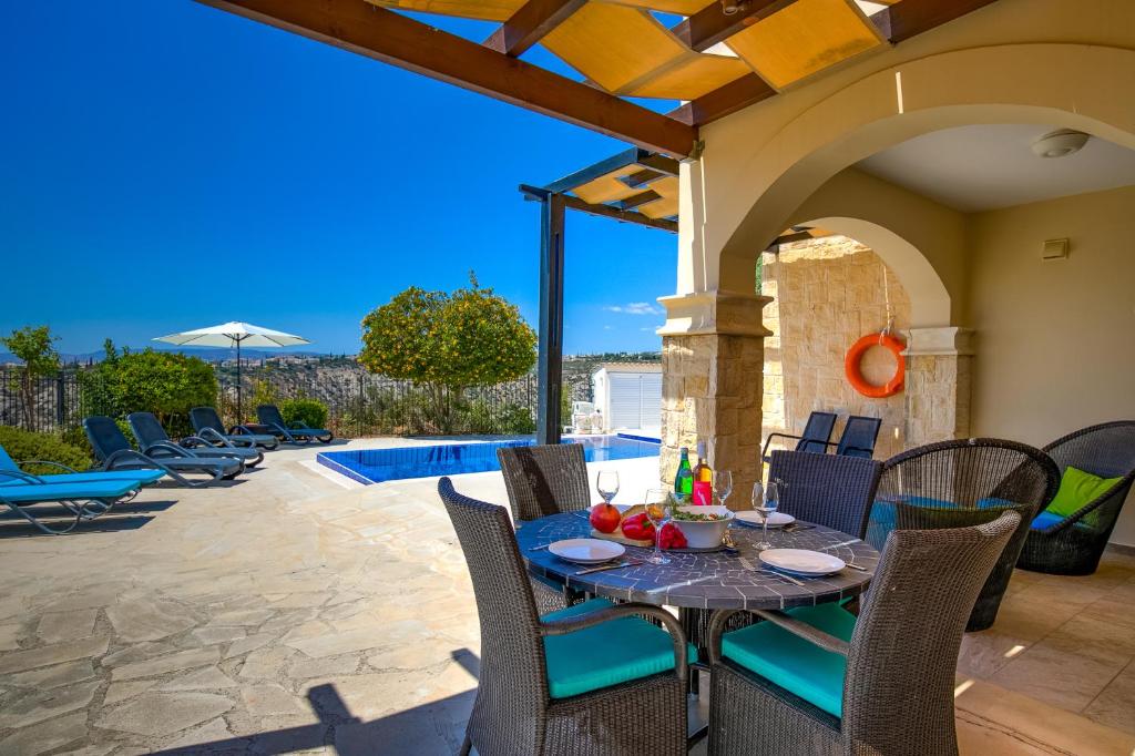 Bazén v ubytování 3 bedroom Villa Melandra with private pool and sea views, Aphrodite Hills Resort nebo v jeho okolí