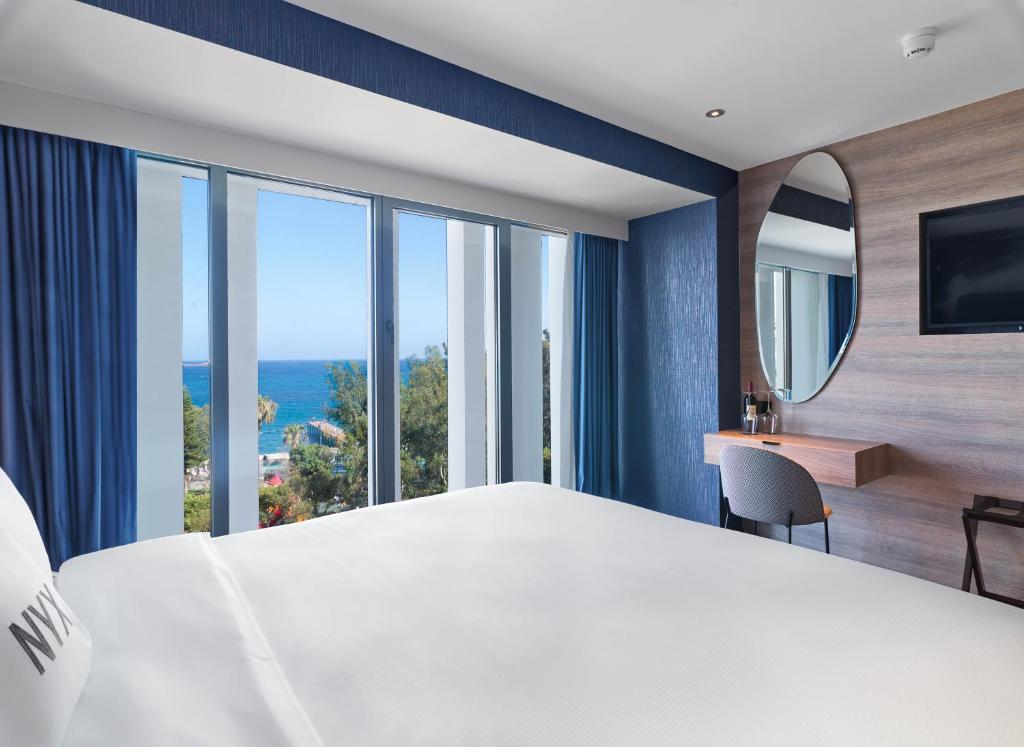 Postel nebo postele na pokoji v ubytování NYX Hotel Limassol