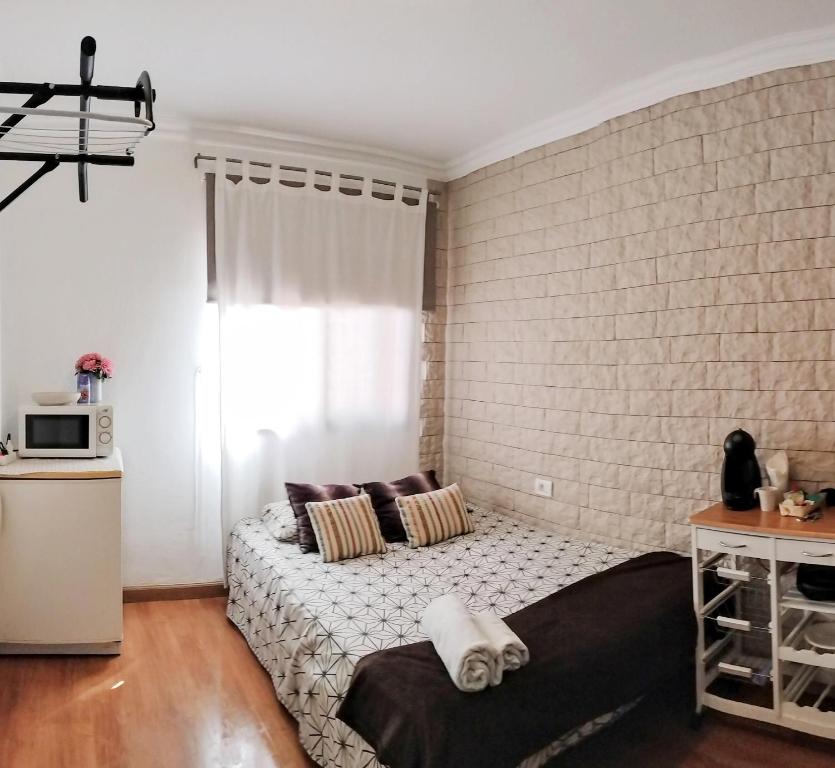 een kleine slaapkamer met een bed en een raam bij Room in Lodge - Big Room Tenerife Sur Private Bathroom Wifi in Arona