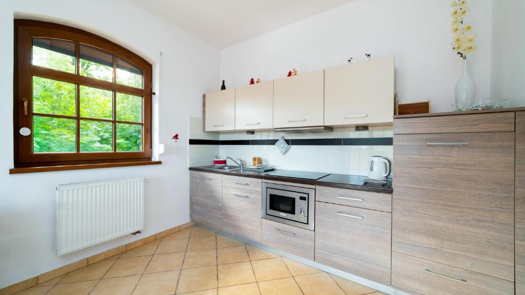 Kuchyňa alebo kuchynka v ubytovaní Apartamenty EverySky - Obrońców Pokoju 1D