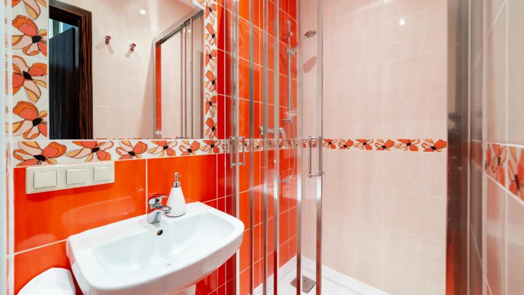 Kúpeľňa v ubytovaní Apartamenty EverySky - Obrońców Pokoju 1D