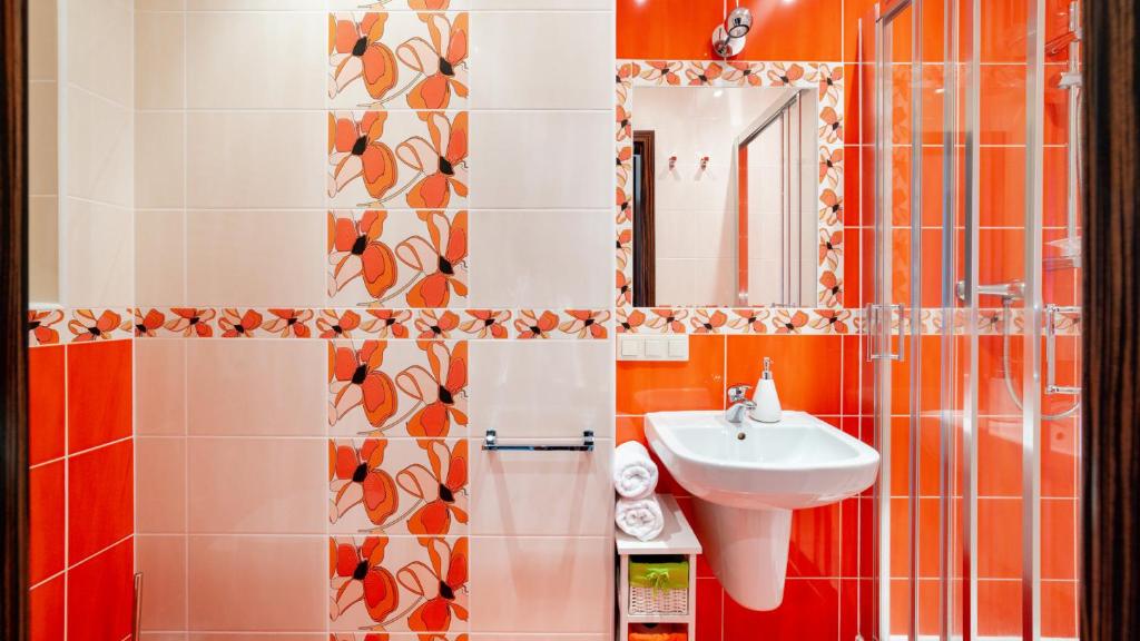 Kúpeľňa v ubytovaní Apartamenty EverySky - Obrońców Pokoju 1D