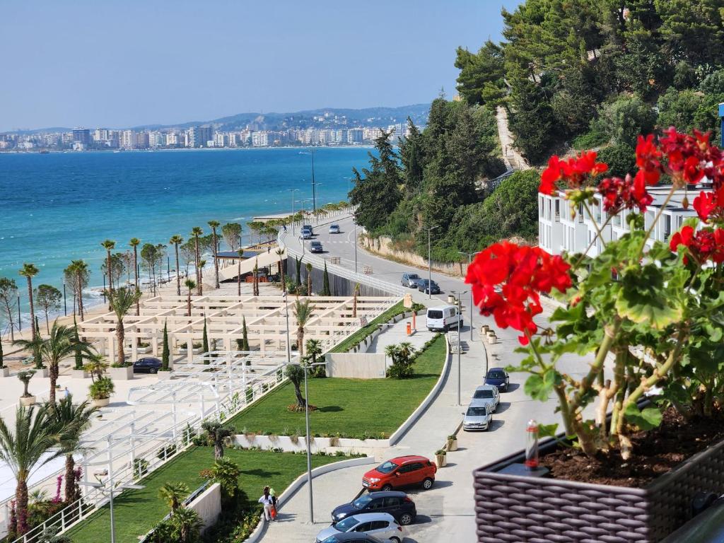 - une vue sur une rue avec des voitures garées sur la plage dans l'établissement Hotel Gold, à Vlorë