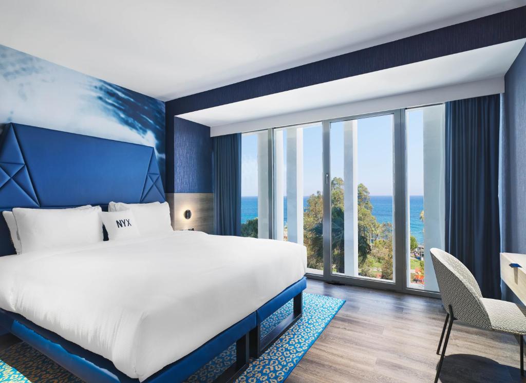 Postel nebo postele na pokoji v ubytování NYX Hotel Limassol