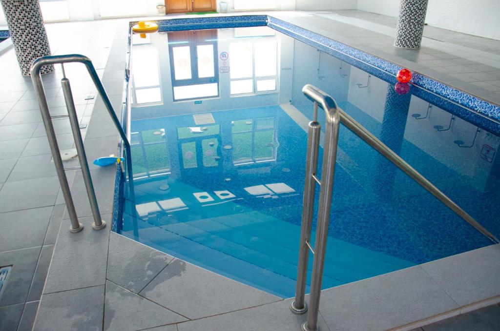 Bazén v ubytování Hotel VIZA & SPA nebo v jeho okolí