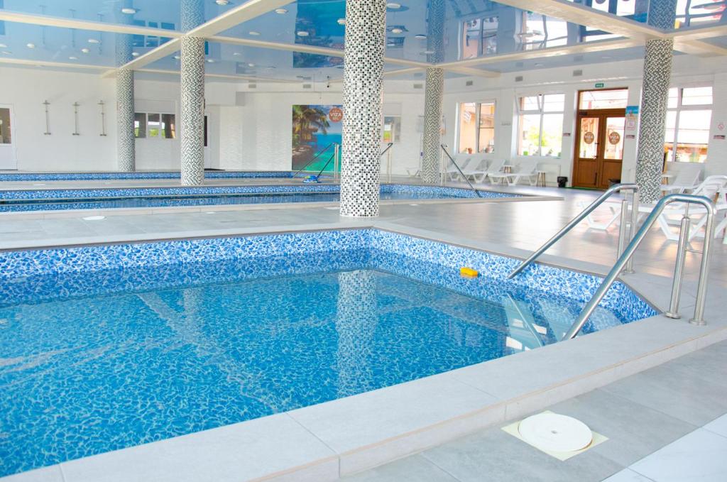 Bazén v ubytování Hotel VIZA & SPA nebo v jeho okolí