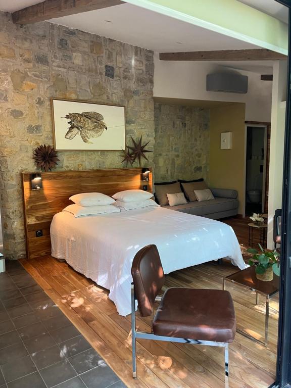 BouillarguesにあるBoisBolchet Ecolodge-SPAのベッドルーム(大型ベッド1台、ソファ付)