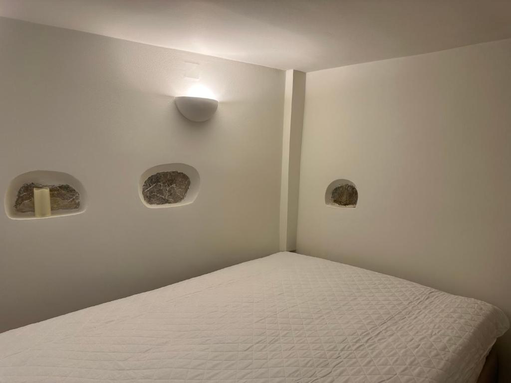 Кровать или кровати в номере Syros casa