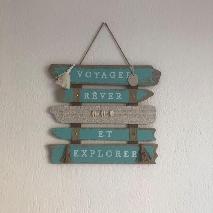 un groupe de livres suspendus sur un mur dans l'établissement Situation idéale F2, 2 eme ligne,climatisé, plage, à Palavas-les-Flots