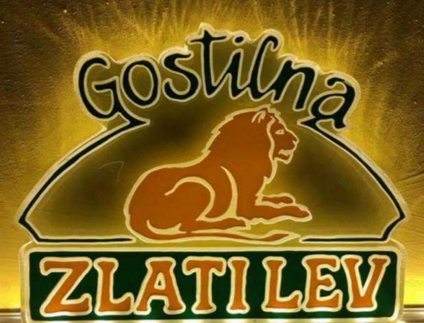 een teken voor een dierentuin met een leeuw erop bij Gostilna in apartmaji Zlati lev - Maribor in Maribor