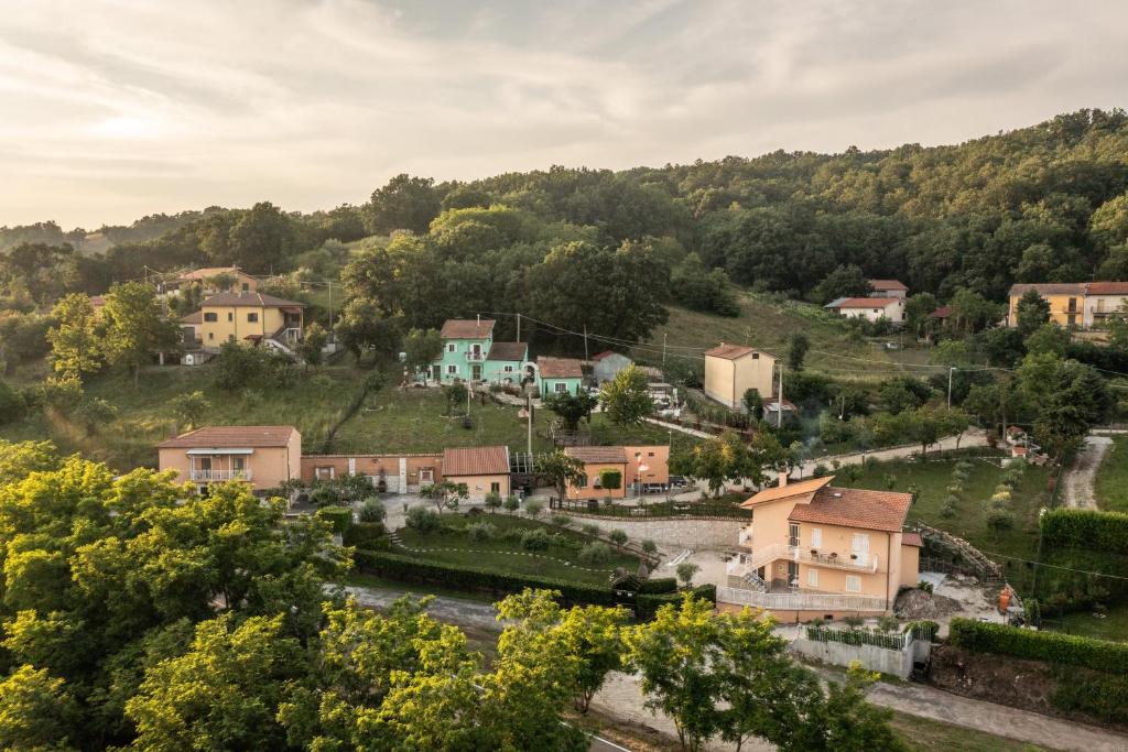 un piccolo villaggio su una collina con case di Tenuta La Promessa - Irpinia a Torella deʼ Lombardi