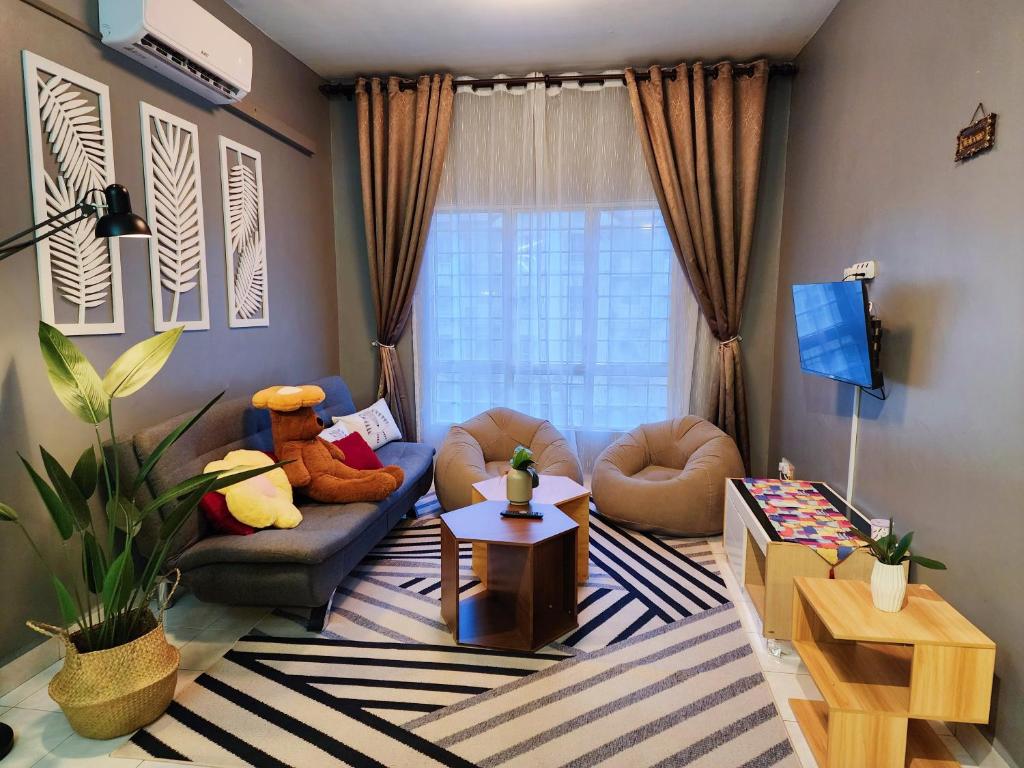 Shah Alam U8 FULLY AIR-CON Suite في شاه عالم: غرفة معيشة مع دمية الدب يجلس على الأريكة