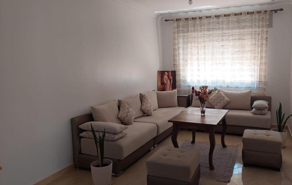 sala de estar con sofá y mesa en Cozy appartement Tanger en Tánger
