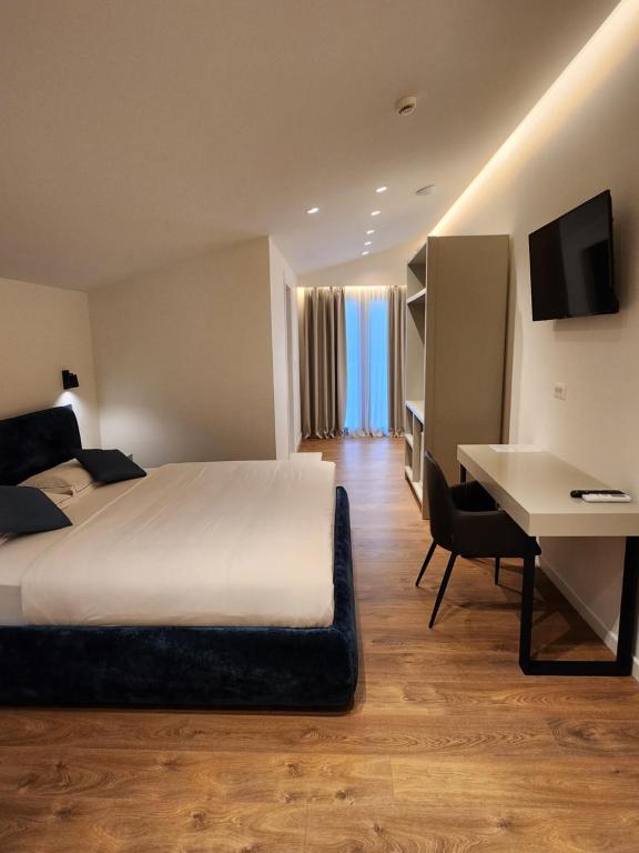 um quarto de hotel com uma cama, uma secretária e um computador em Old Town Villa em Durrës