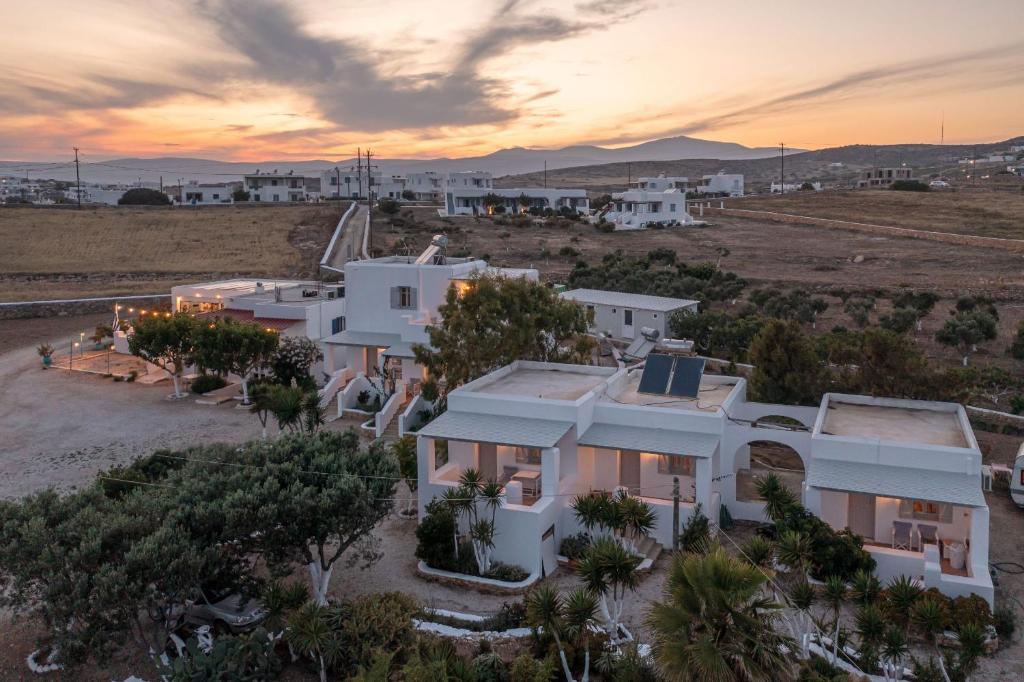 una vista aérea de una casa con puesta de sol en Michalios Luxury Apartments, en Koufonisia