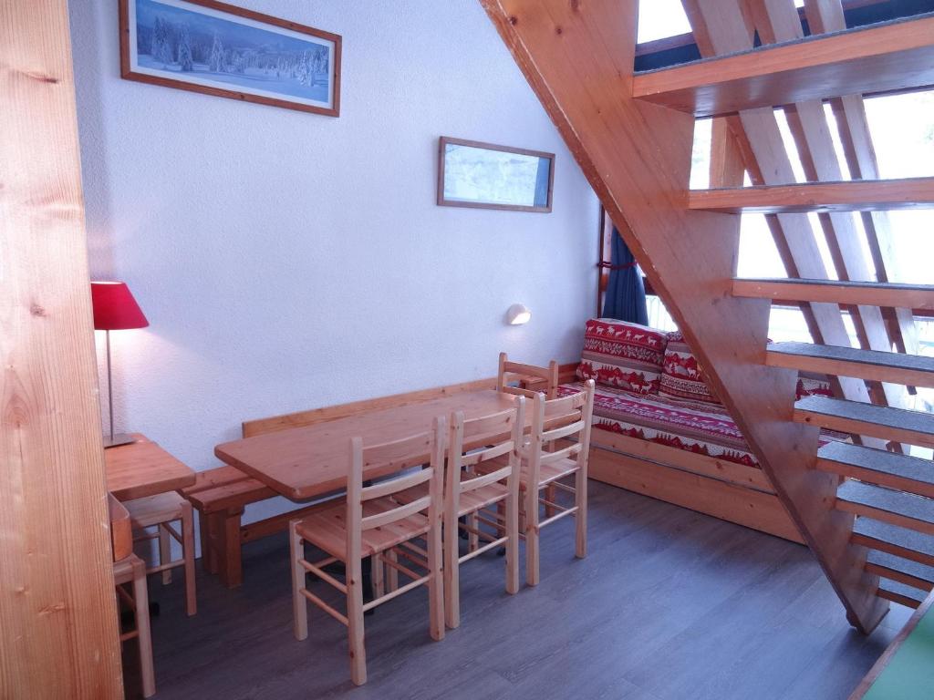 une salle à manger avec une table et des chaises en bois dans l'établissement Duplex aux Arcs 1800, 8 pers., skis aux pieds, 2 ch., animaux admis, parking, Wi-Fi - FR-1-411-383, à Arc 1800