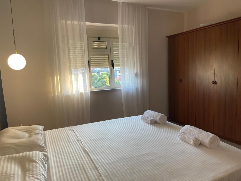 1 dormitorio con 1 cama con 2 toallas en Leo’s apartment, en Shkodër