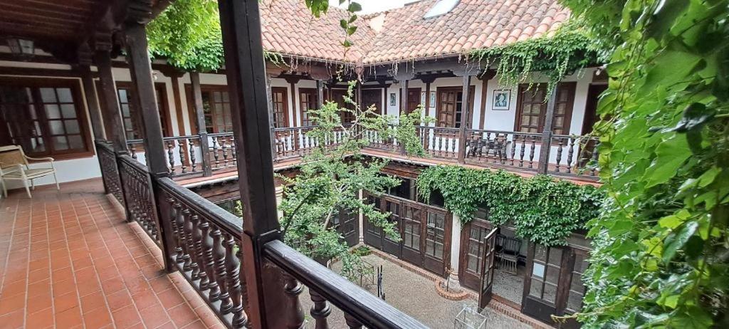 Un balcón de una casa con plantas. en Hosteria Real de Zamora en Zamora