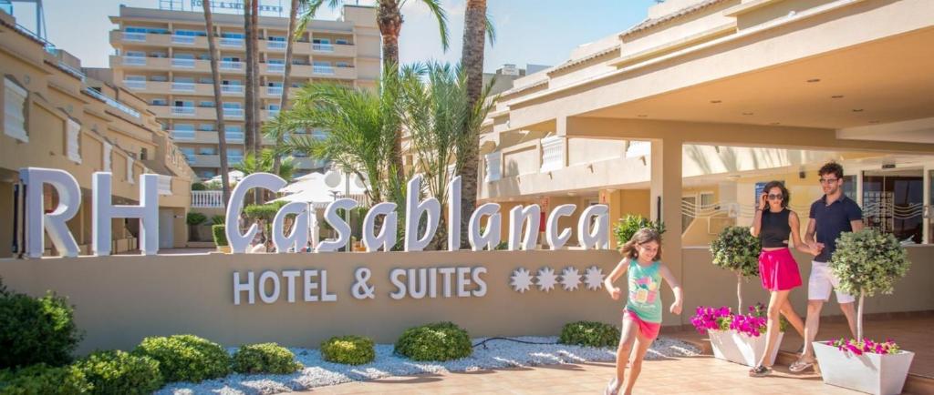 a rendering of a hotel and suites sign with a little girl w obiekcie Hotel RH Casablanca Suites w mieście Peñíscola