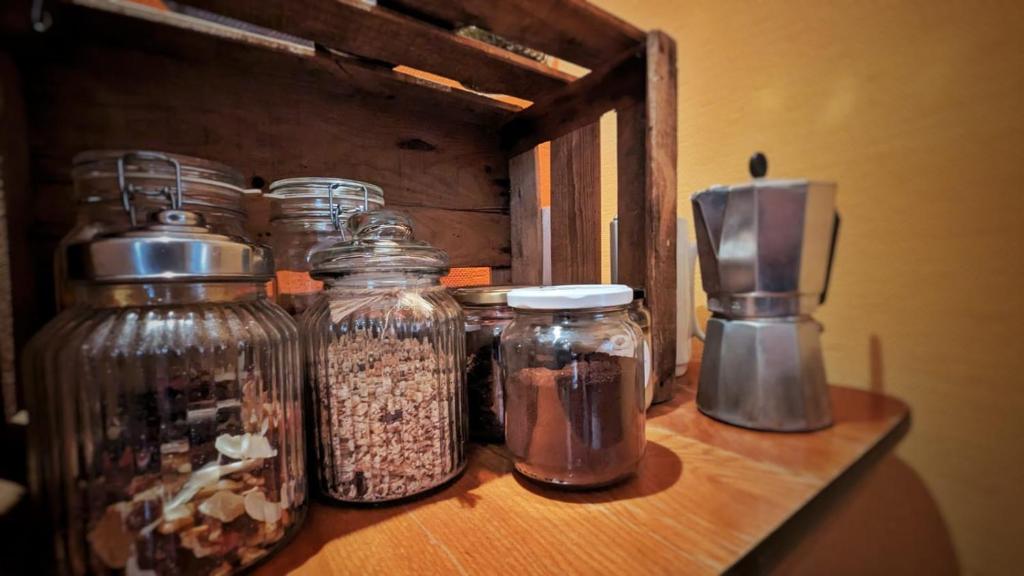 Příslušenství pro přípravu čaje a kávy v ubytování chambre condamine spa