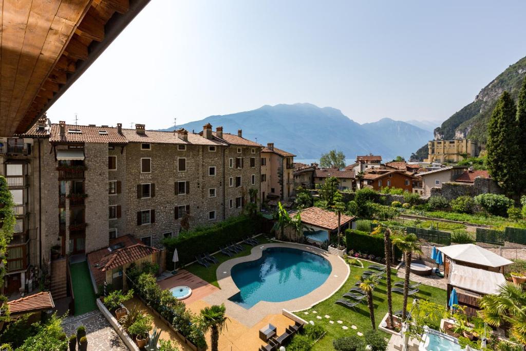 Blick auf ein Resort mit Pool und Gebäuden in der Unterkunft Hotel Canarino in Riva del Garda