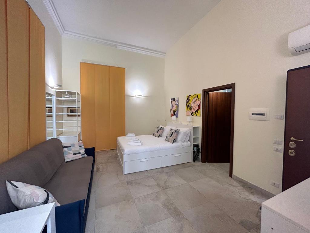 uma sala de estar com um sofá e uma mesa em Independent Rooms Apartment - ST TERMINI em Roma