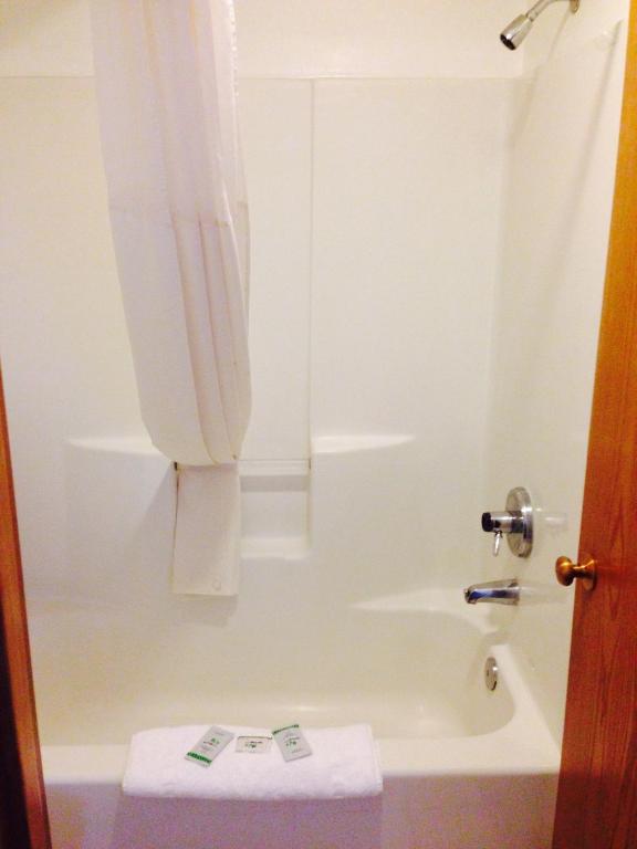 Bay City Inn photo