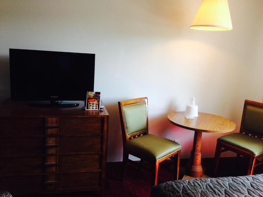 Bay City Inn photo