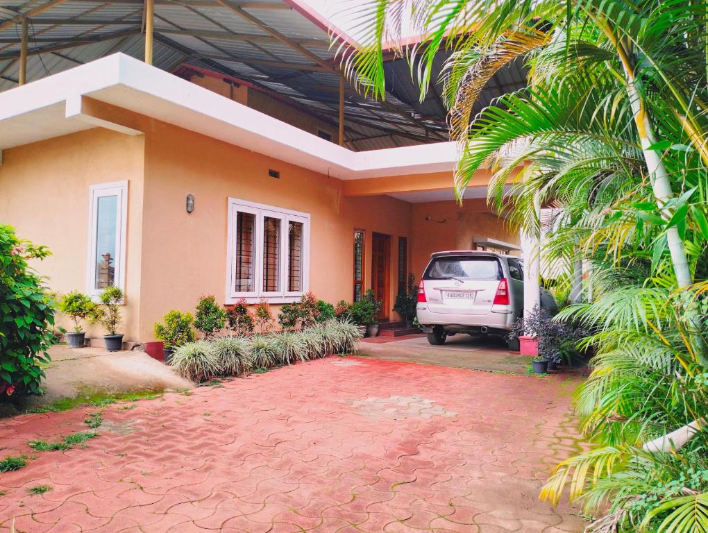 um carro estacionado em frente a uma casa em Holidayincoorg Orchid Villa em Madikeri