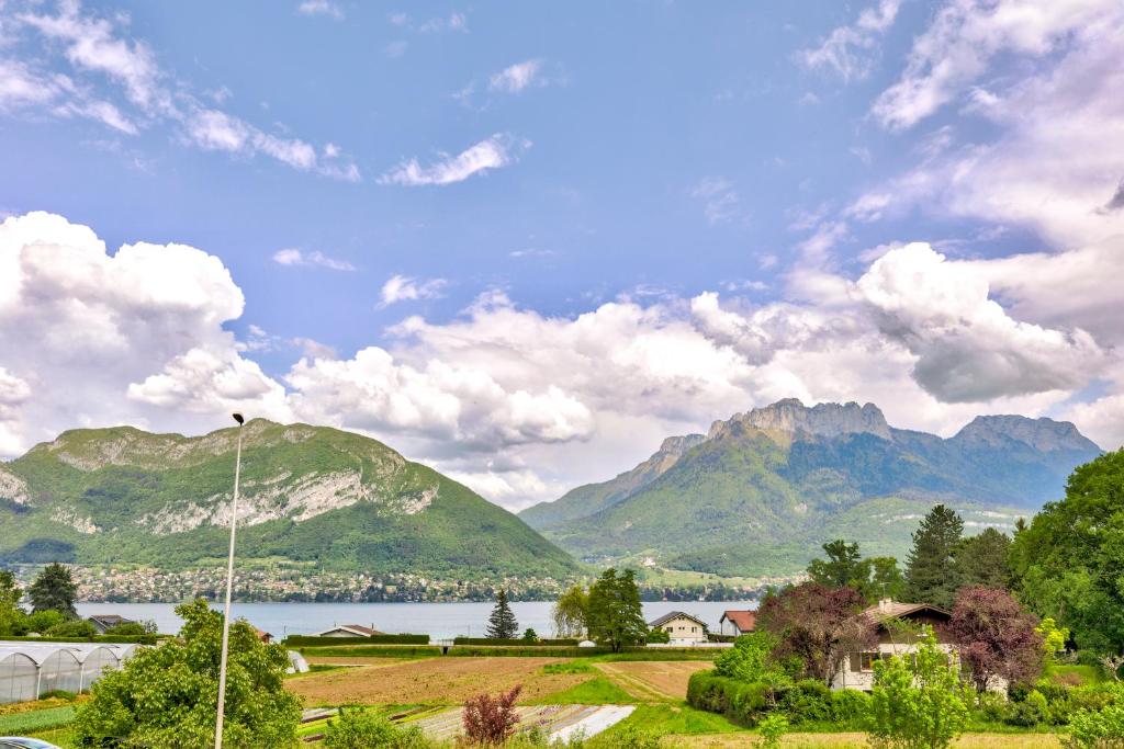 vistas a un lago con montañas en el fondo en La Parenthèse Enchantée - Résidel, en Sévrier