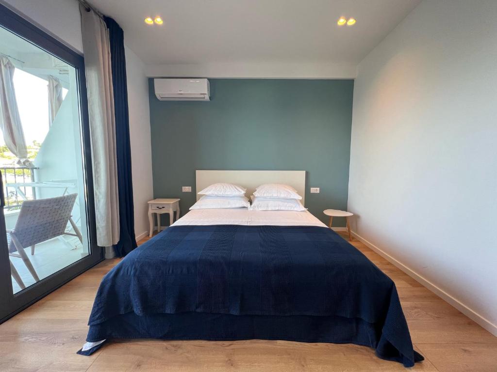 Posteľ alebo postele v izbe v ubytovaní Beachfront Comfort Apartments SINAJKO