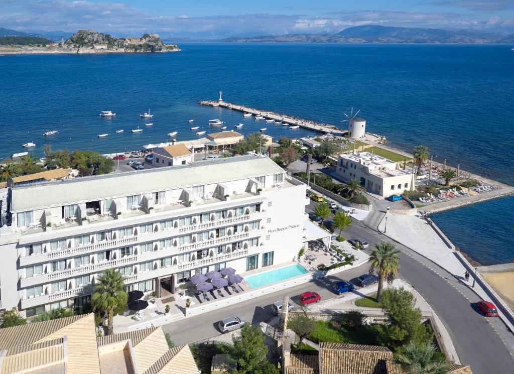 Luftblick auf ein Hotel und das Meer in der Unterkunft Mon Repos Palace - Adults Only in Korfu-Stadt