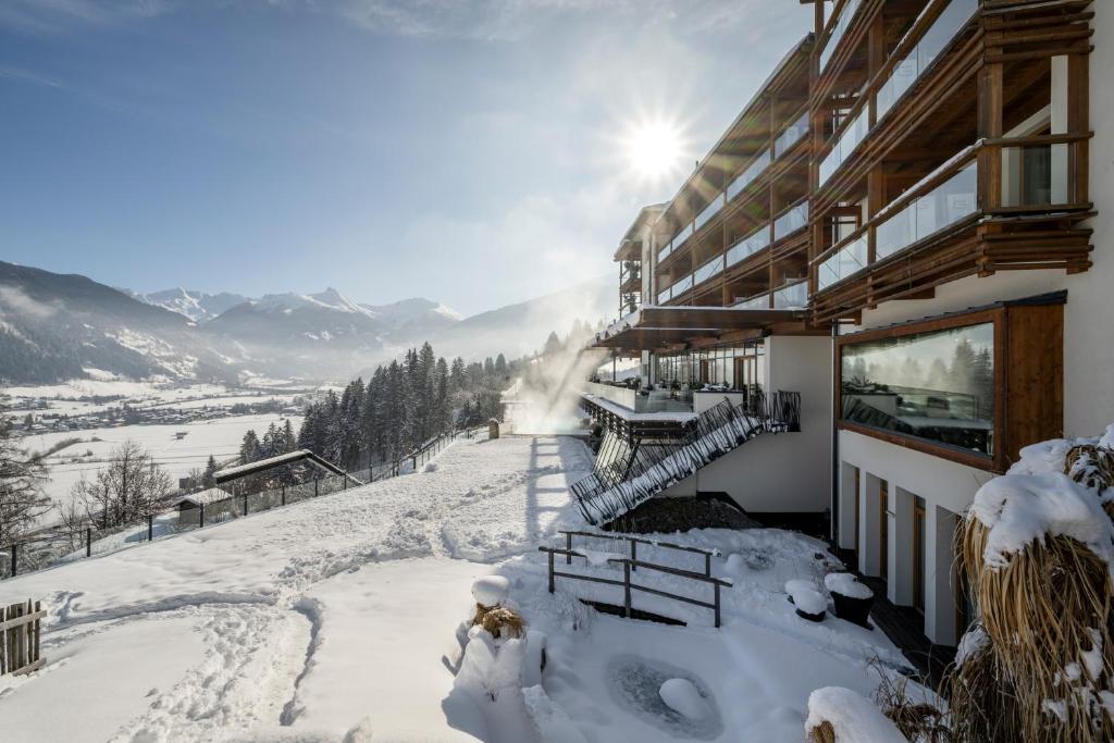 eine Ski-Lodge im Schnee mit Aussicht in der Unterkunft Das.Goldberg in Bad Hofgastein