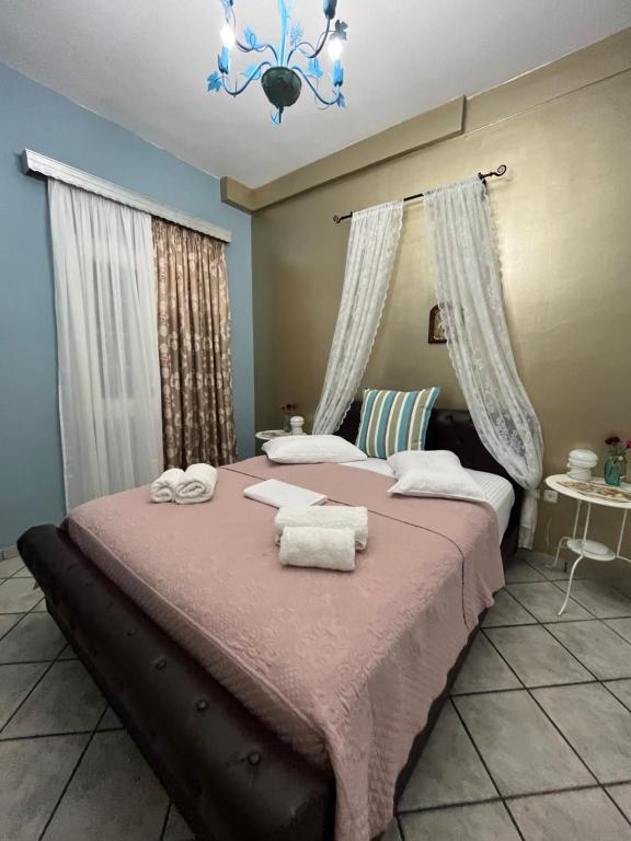 エラフォニソスにあるVoula's Apartmentのベッドルーム1室(大型ベッド1台、タオル付)