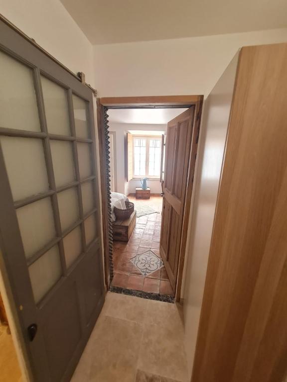 - un couloir avec une porte menant à une chambre dans l'établissement Chambre d'Hôtes, à Volonne