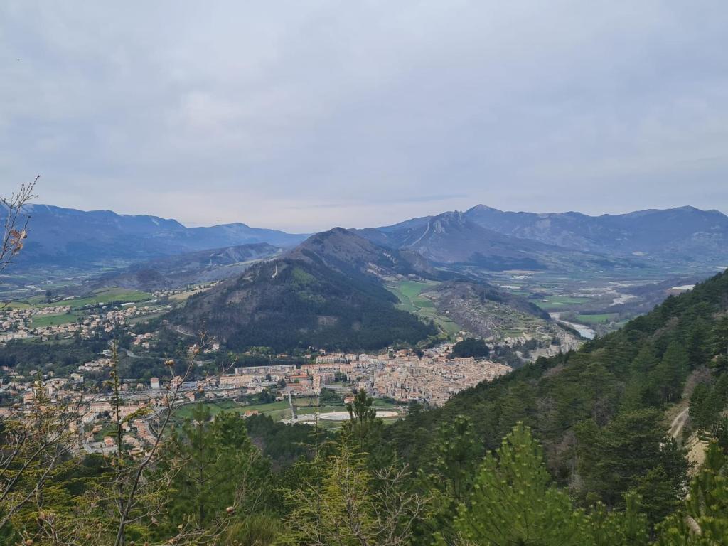 uitzicht op een stad vanaf een berg bij Chambre d'Hôtes in Volonne