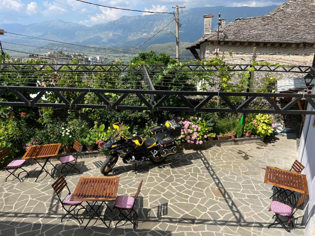 Splošen pogled na gorovje oz. razgled na gore, ki ga ponuja prenočišče
