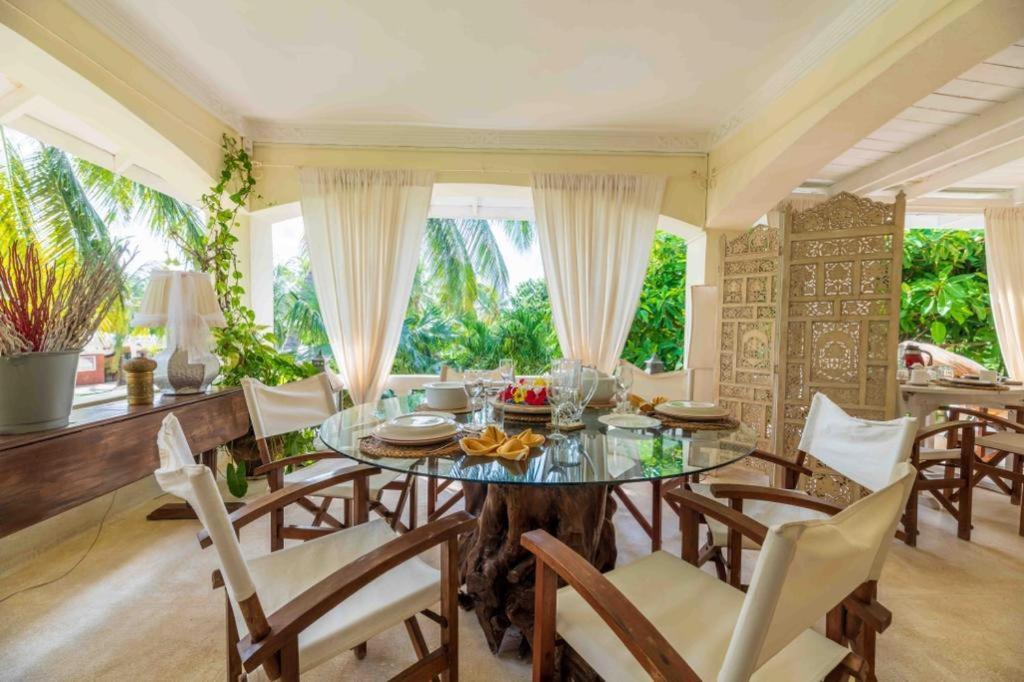 una sala da pranzo con tavolo e sedie di DIAMOND HAVEN in MALINDI a Malindi