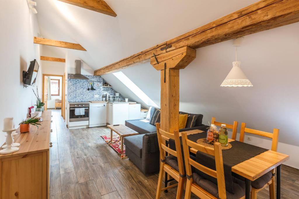 een keuken en een woonkamer met een tafel en stoelen bij Pr'Jernejc Agroturism in Lesce