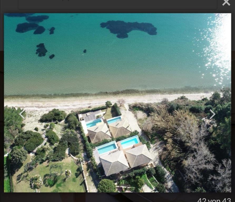 una vista aérea de una casa en la playa en Villa Kalamos, beachfront, en Pogoniá