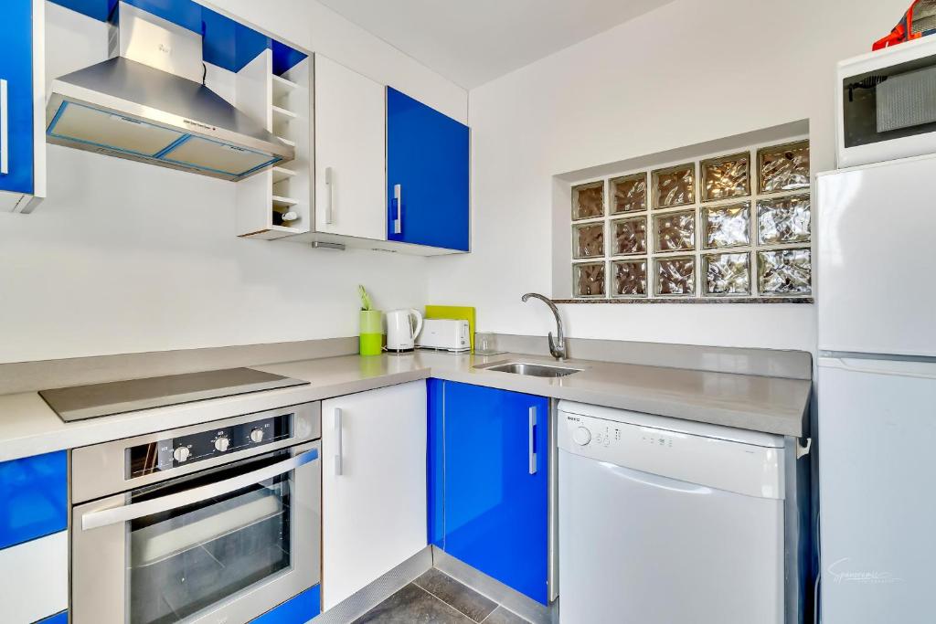 A kitchen or kitchenette at Casa Primera by Aldertons