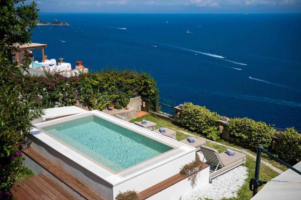 Výhľad na bazén v ubytovaní Villa Marilu Praiano alebo v jeho blízkosti