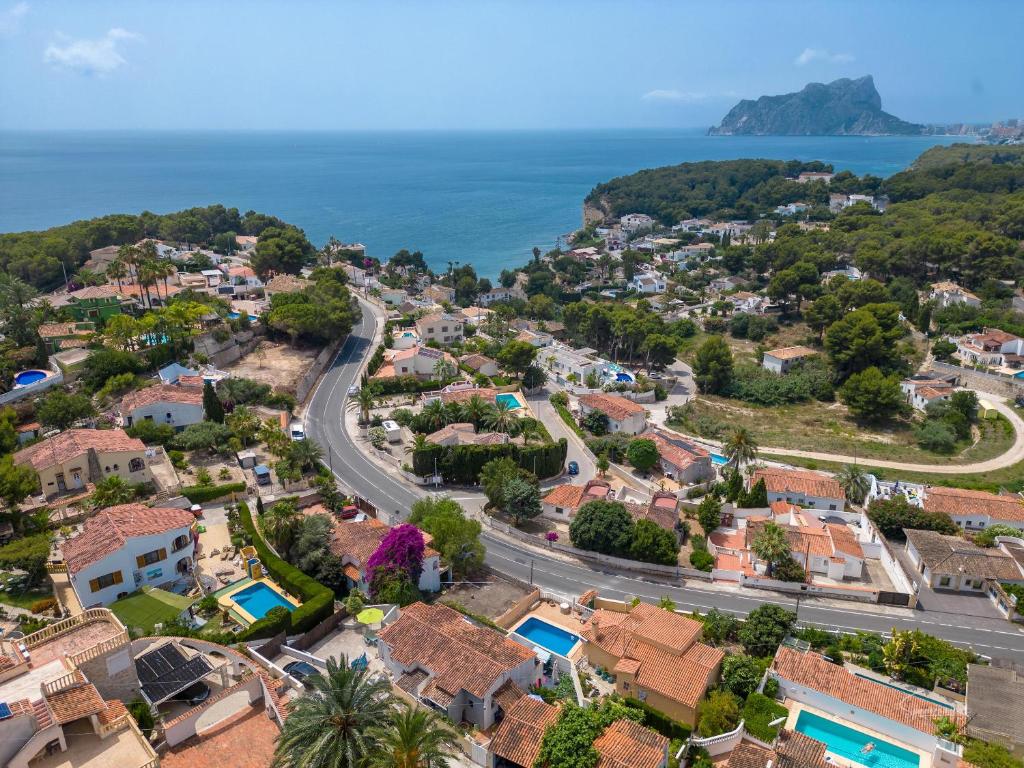 uma vista aérea de uma pequena cidade com o oceano em Casa Primera by Aldertons em Benissa