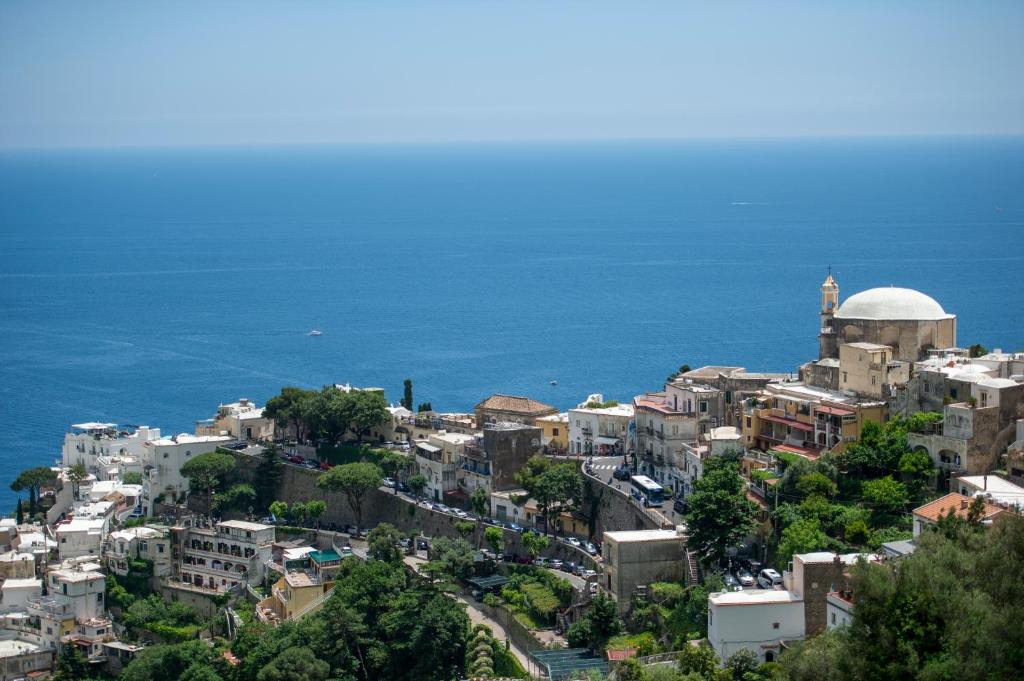 Fiori Variopinti E Costruzioni in Positano, Costa Di Amalfi, Italia  Fotografia Stock - Immagine di casa, mare: 148868086