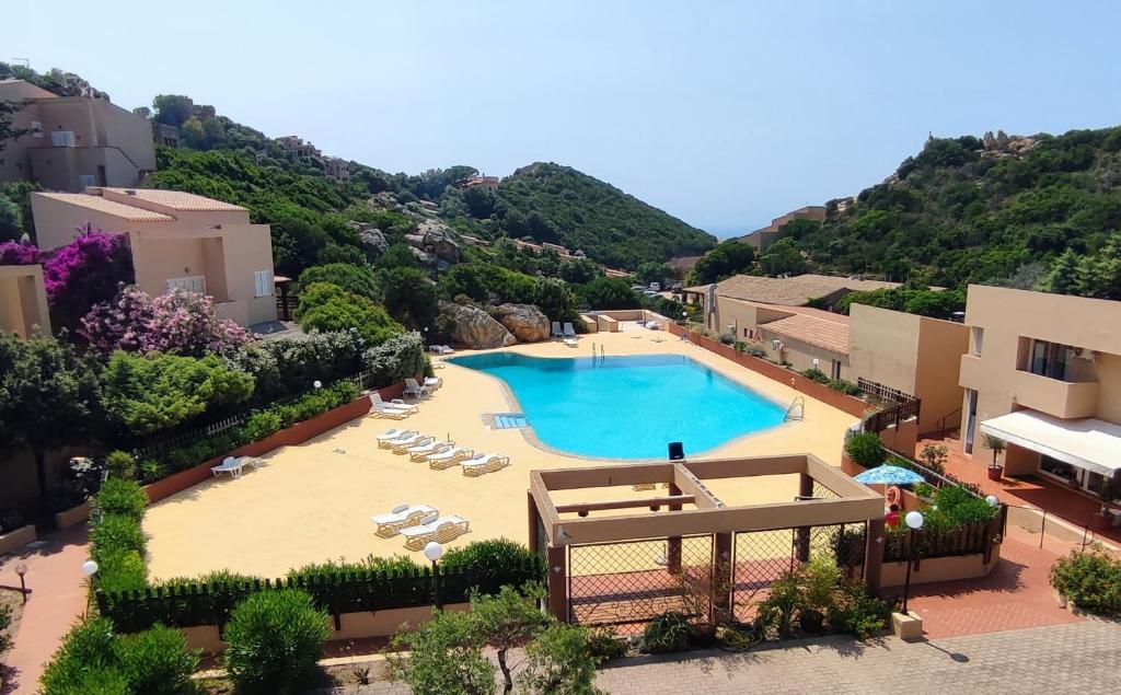 vista sulla piscina di un resort di Casa Gialla a Costa Paradiso