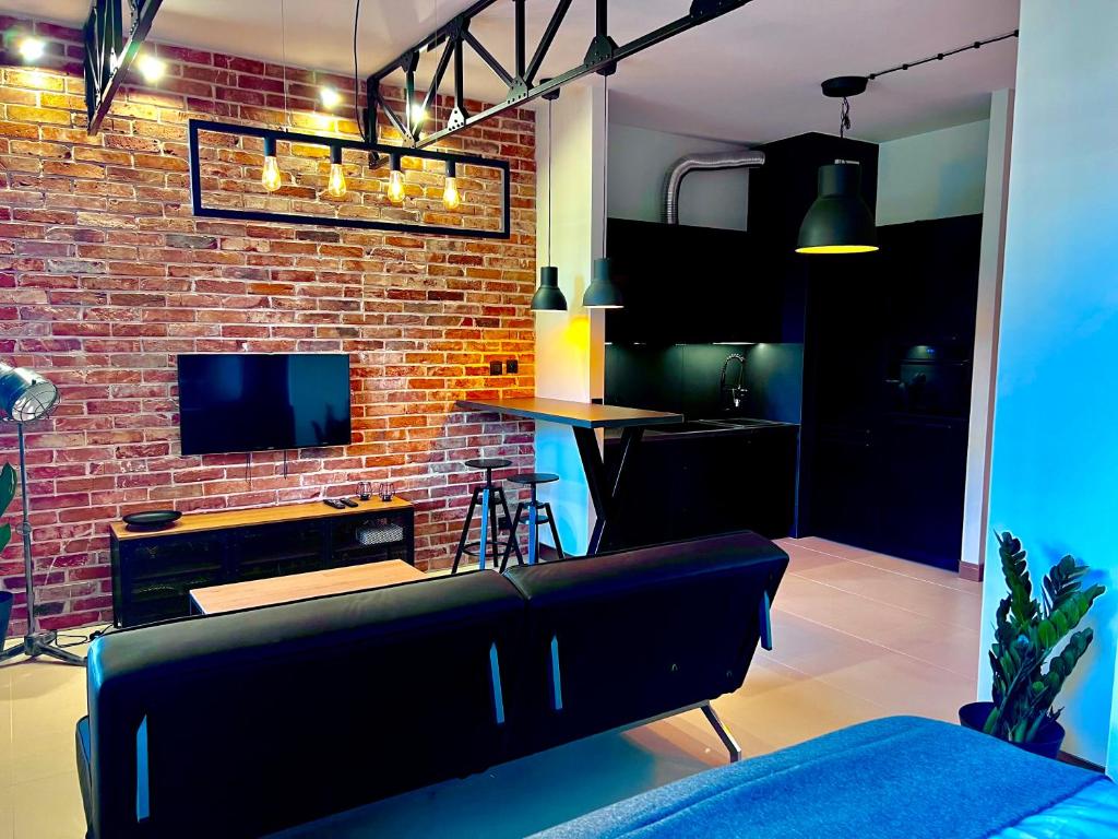 Televízia a/alebo spoločenská miestnosť v ubytovaní Loft Apartment Browary Warszawskie