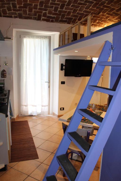 トリノにあるAppartamentino Bijouの青い階段、キッチン(テレビ付)、リビングルーム