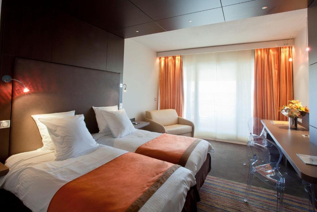 Postel nebo postele na pokoji v ubytování Hôtel & Spa Vatel