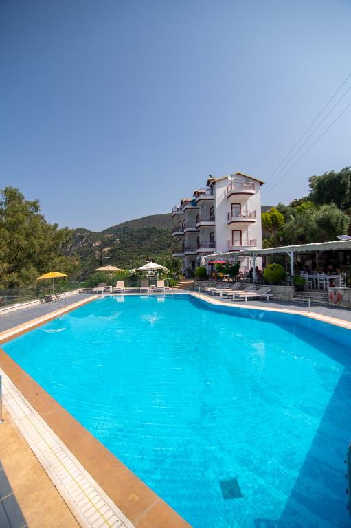 Bazén v ubytování hotelsunnybeachgr nebo v jeho okolí